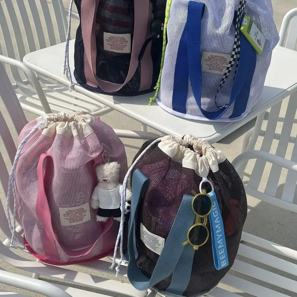 กระเป๋าตาข่ายชายหาดน้ำหนักเบา ระบายอากาศได้ดี มีเชือกผูก ใช้สำหรับใส่ของว่ายน้ำ พับเก็บได้ พกพาสะดวก ใช้สำหรับใส่ของอาบน้ำ ซักผ้า และกิจกรรมกลางแจ้ง