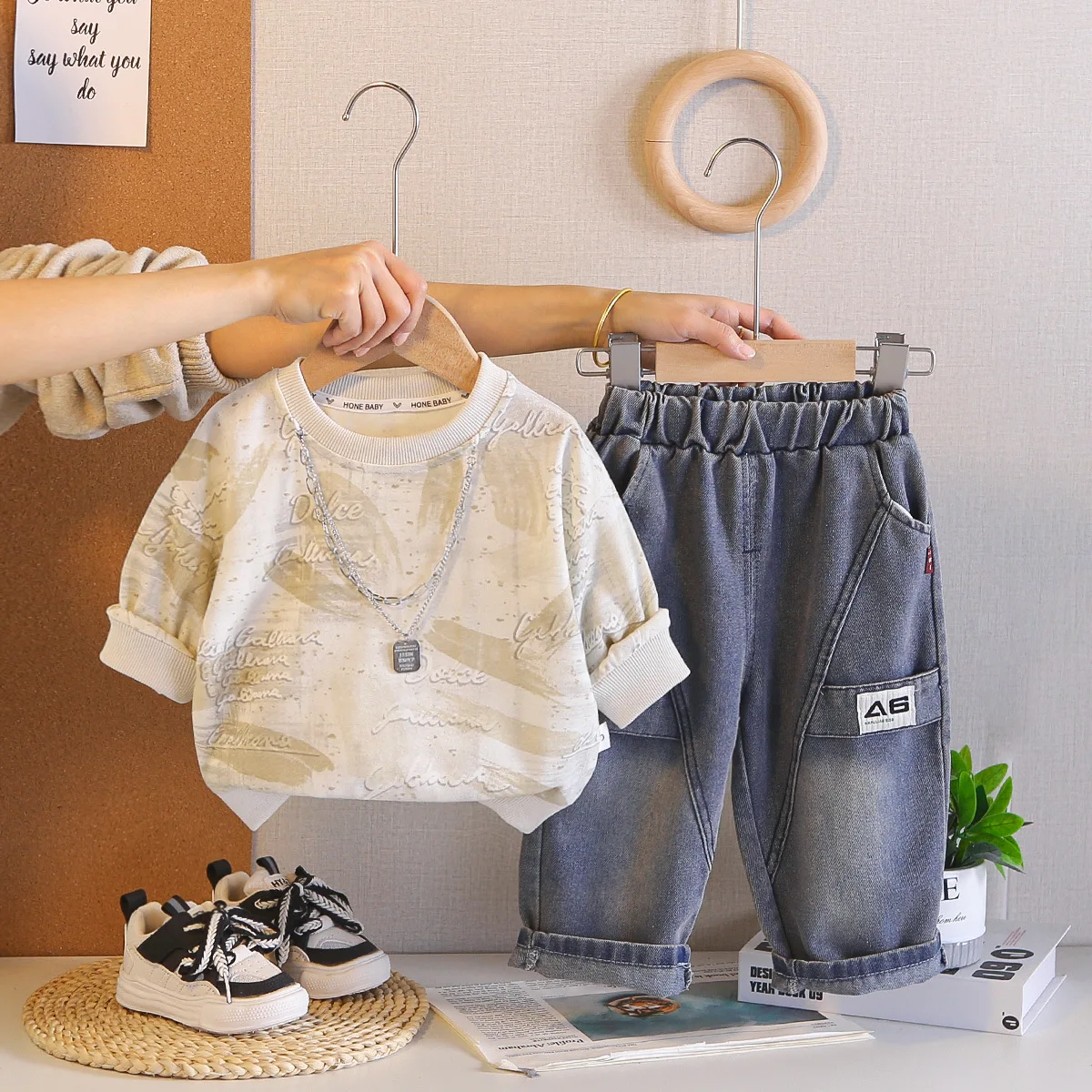 

Детская одежда 2026: Новинка весенней коллекции для мальчиков – комплект из 2 предметов: повседневный свитшот с длинным рукавом + джинсы. Одежда для малышей и младенцев.