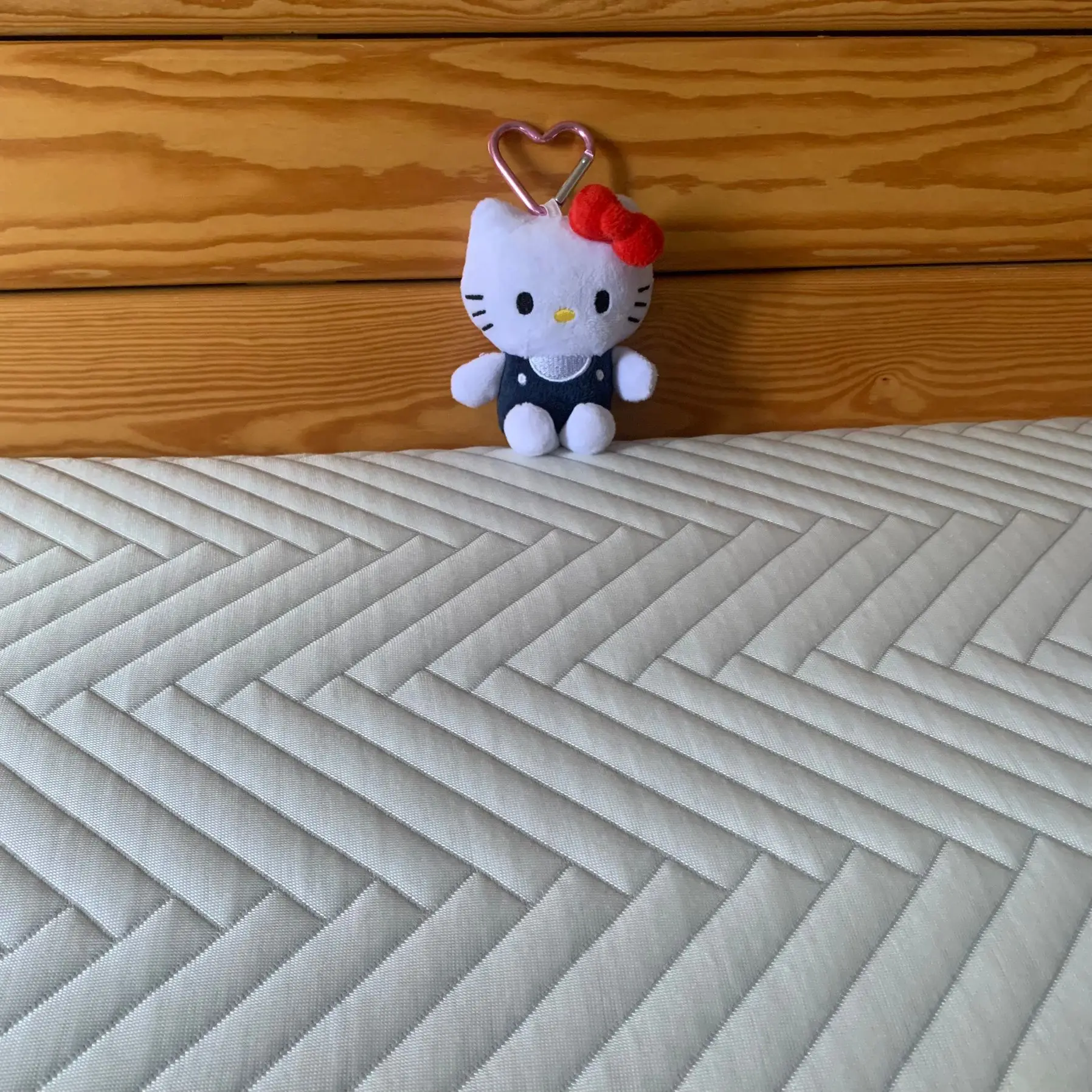 かわいいハローキティのぬいぐるみペンダント、赤いリボンと青いドレス、漫画のキーホルダーバッグチャーム、子供用ギフトオーナメント。