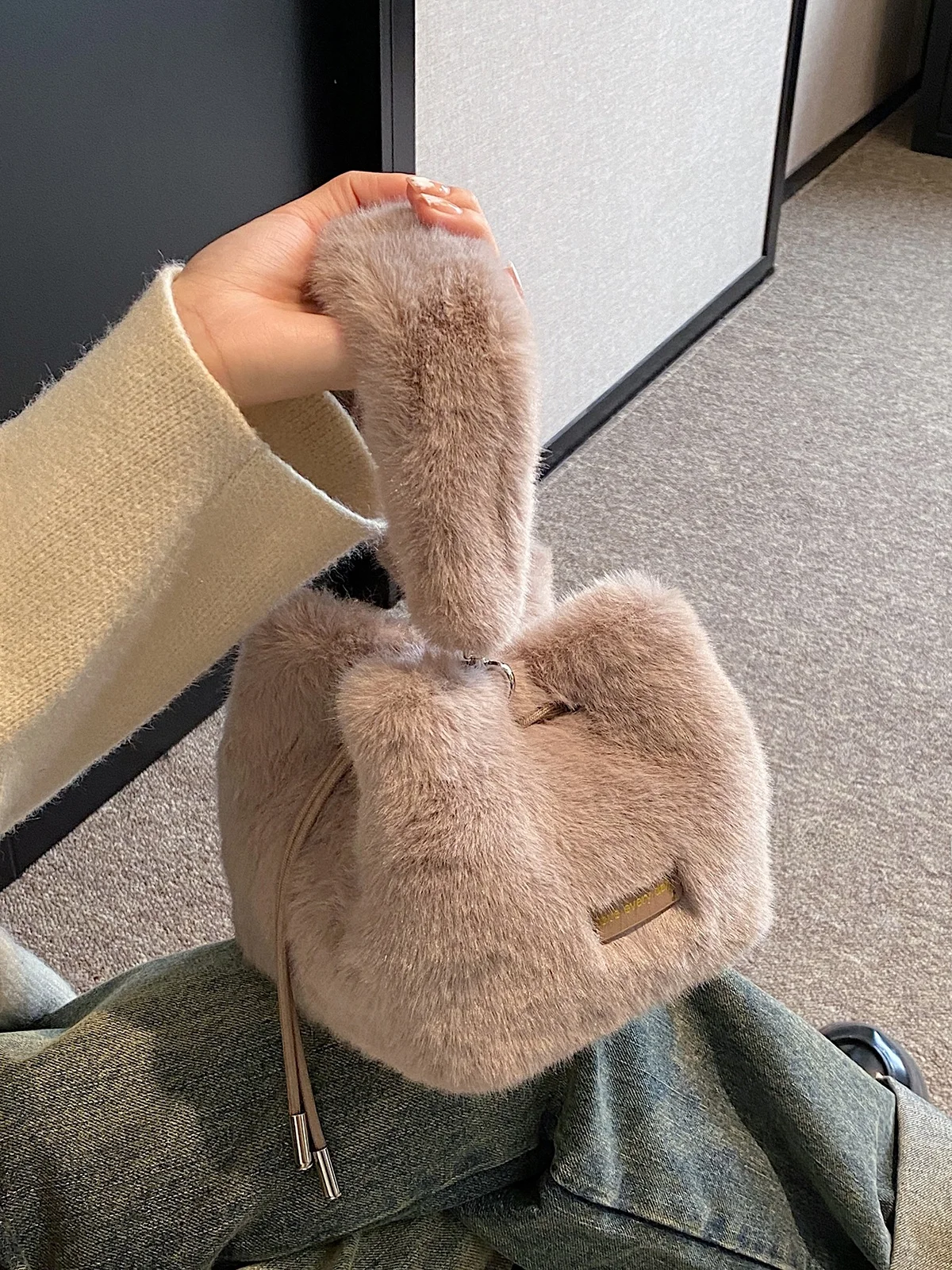 

Уникальная пушистая сумка-вед, женская сумка через плечо с цепочкой, модная универсальная молодежная сумка из искусственной кожи с мягкой ручкой, винтажная сумка