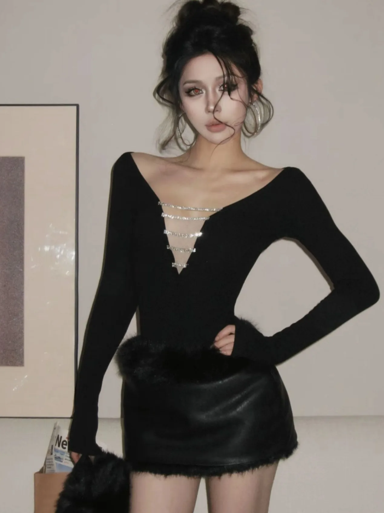 

Сексуальный комплект из двух предметов для женщин: топ с глубоким V-образным вырезом и юбка-обертка с ажурными вставками, осенний стиль...