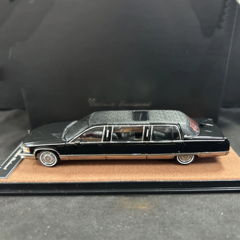 

Diecast Original 1:64 Scale Cadillac Extended Simulation Alloy Car Model Static Display Collectible Toy Gift Souvenir Decorative