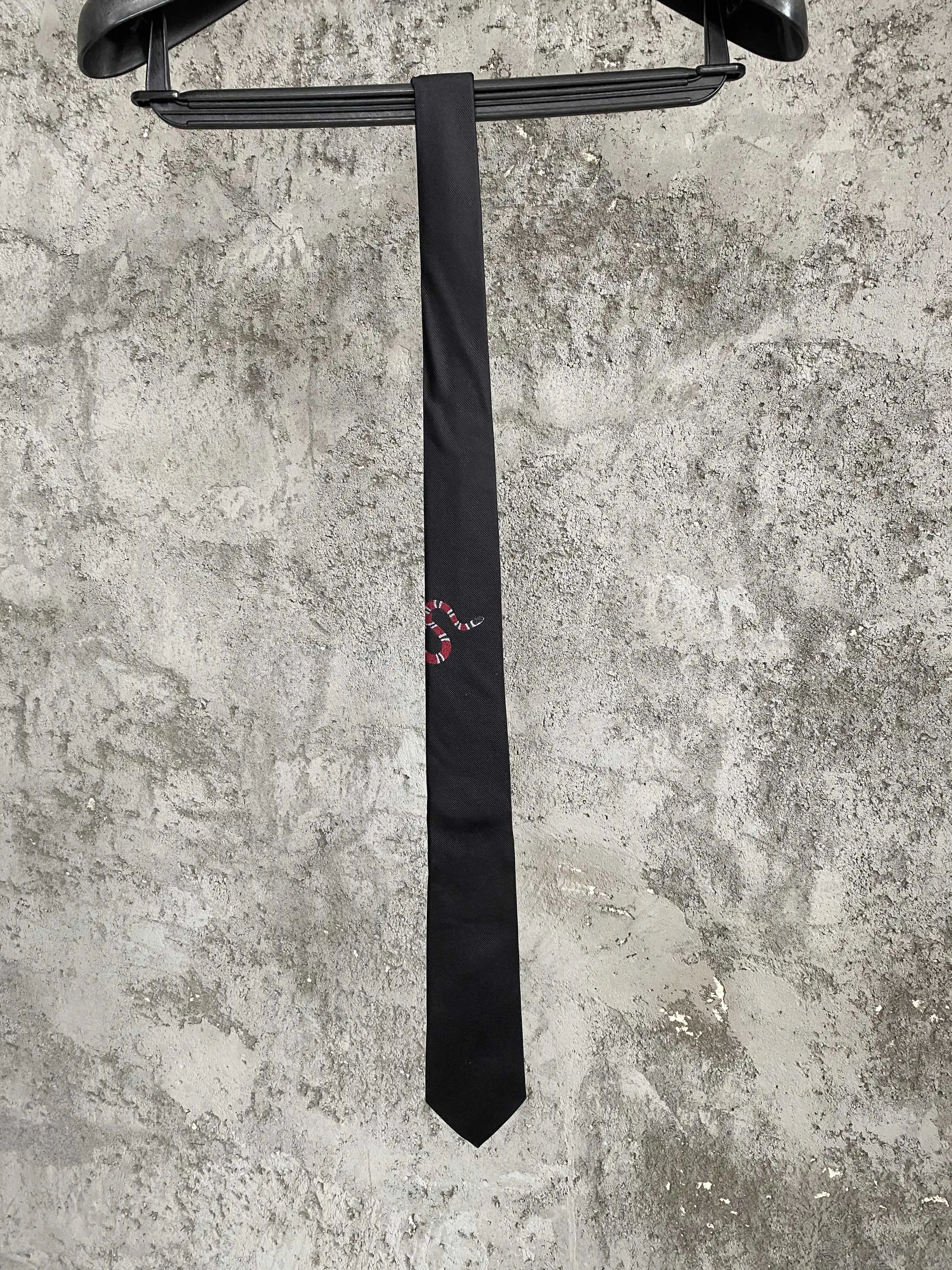 Ein edles und nischendes Designer-Bankett mit Schlangenmuster aus Jacquard-Stickerei aus Seide