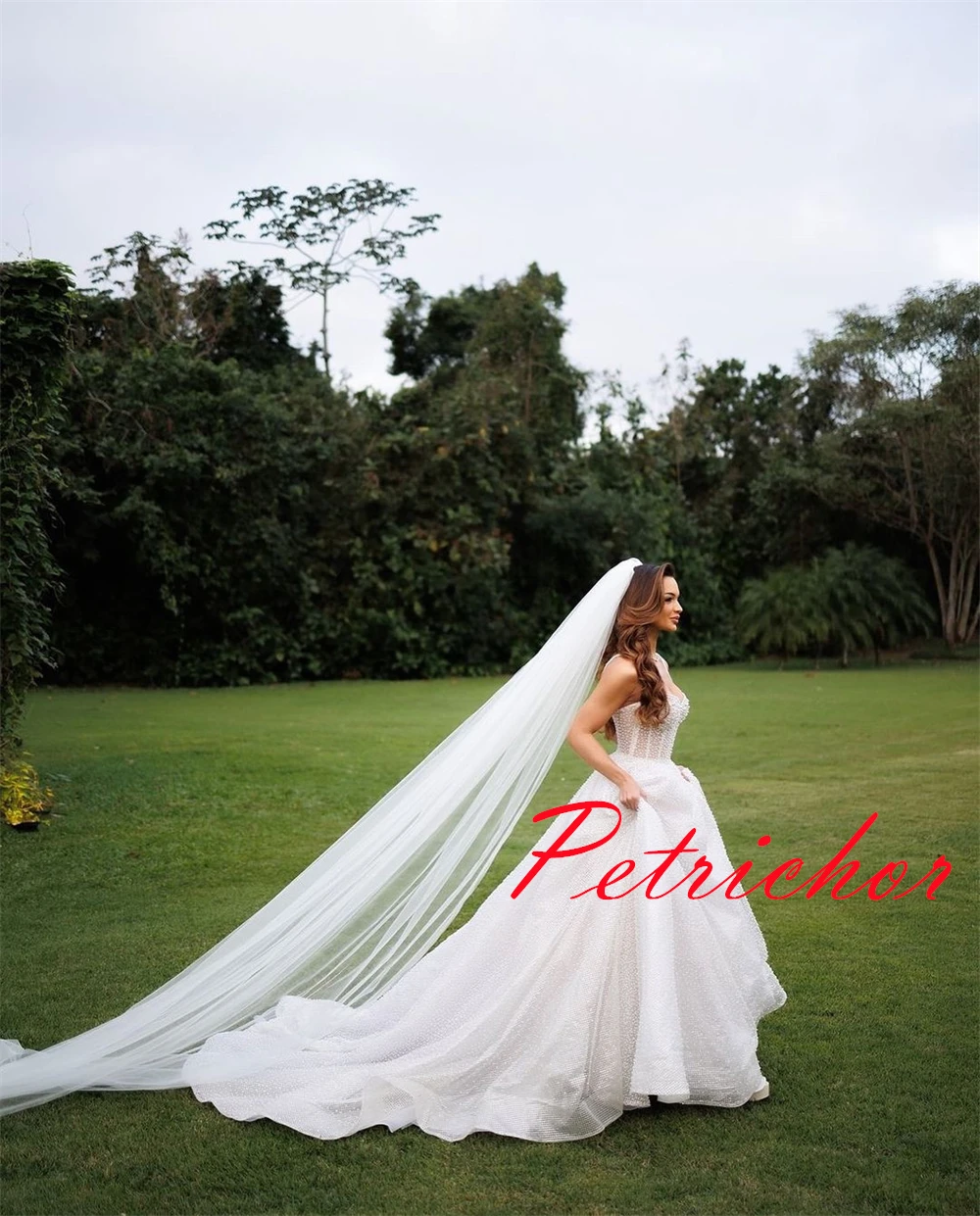 맞춤 제작 고품질 화이트 오간자 웨딩드레스 우아한 스트랩리스 스파게티 스트랩 브라이덜 가운 채플 트레인 드레스