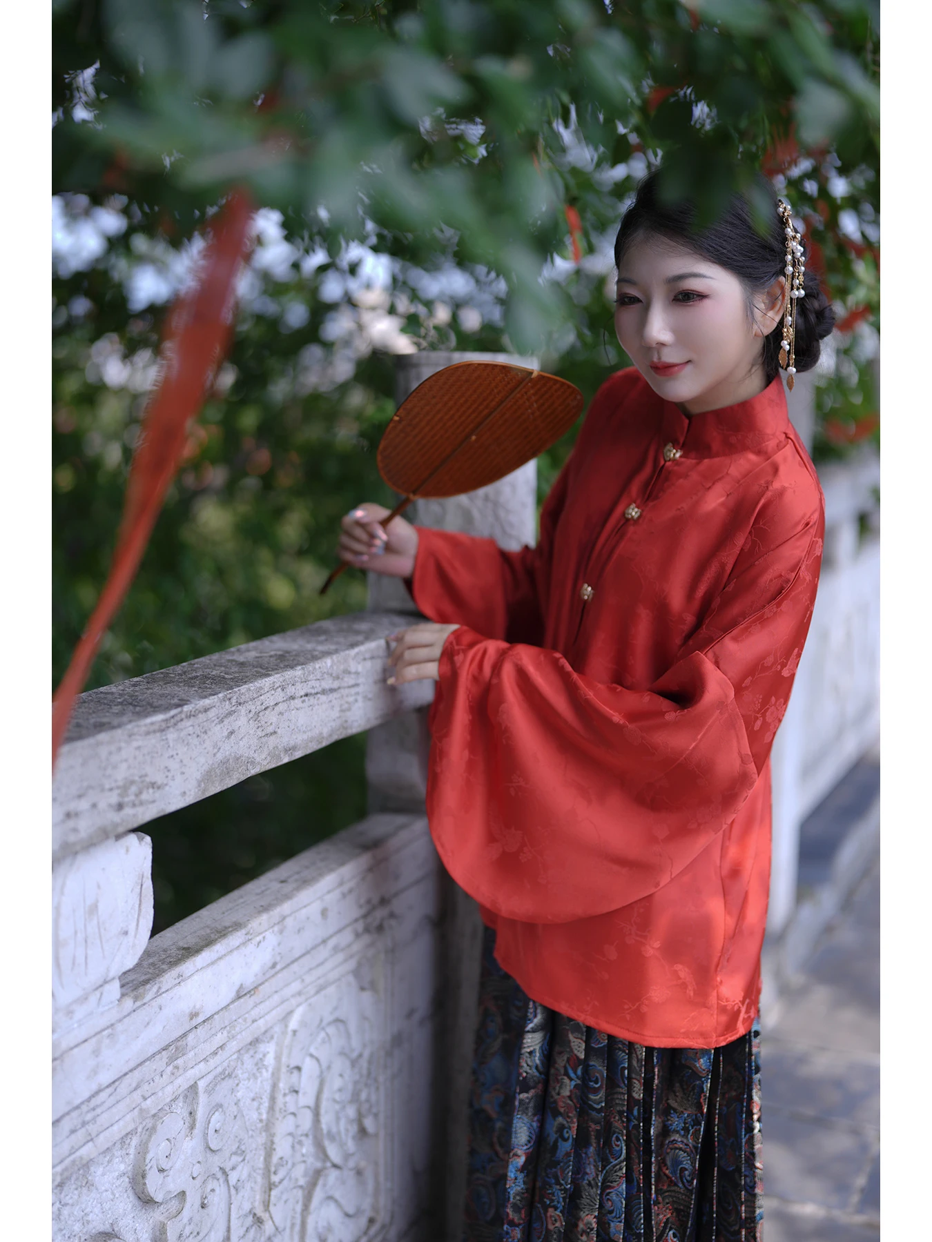 

Традиционная китайская женская рубашка красного цвета с длинными рукавами, воротником-стойкой, на пуговицах, с цветочной вышивкой, свободного кроя, в культурном стиле