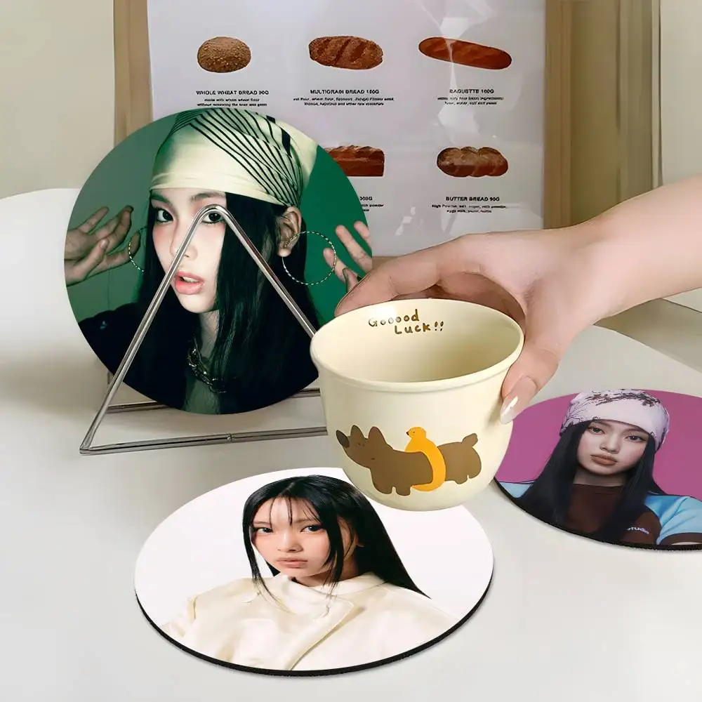 

1pc Singer H-Hyein Wooden Coaster Colour Printing Cup Mat Home Desk Decoration Gifts