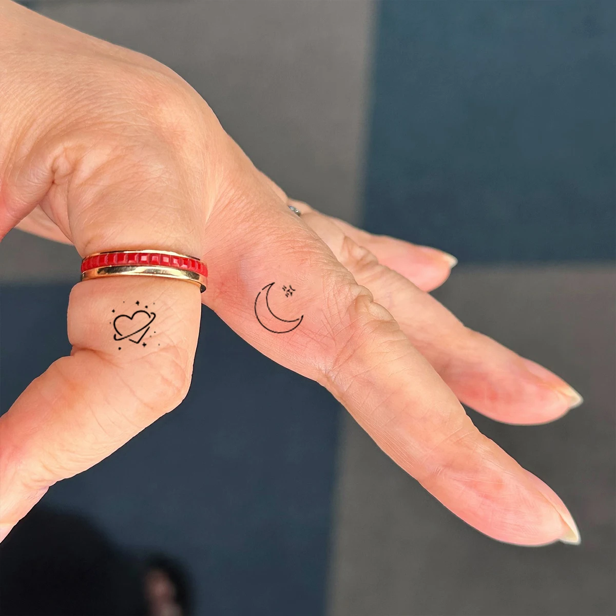 2pcs Waterproof Temporary Tattoo Sticker Small Simple Line Flower Smile Face Tatoo Cute Sun Finger Wrist Fake Tatto for Body Art