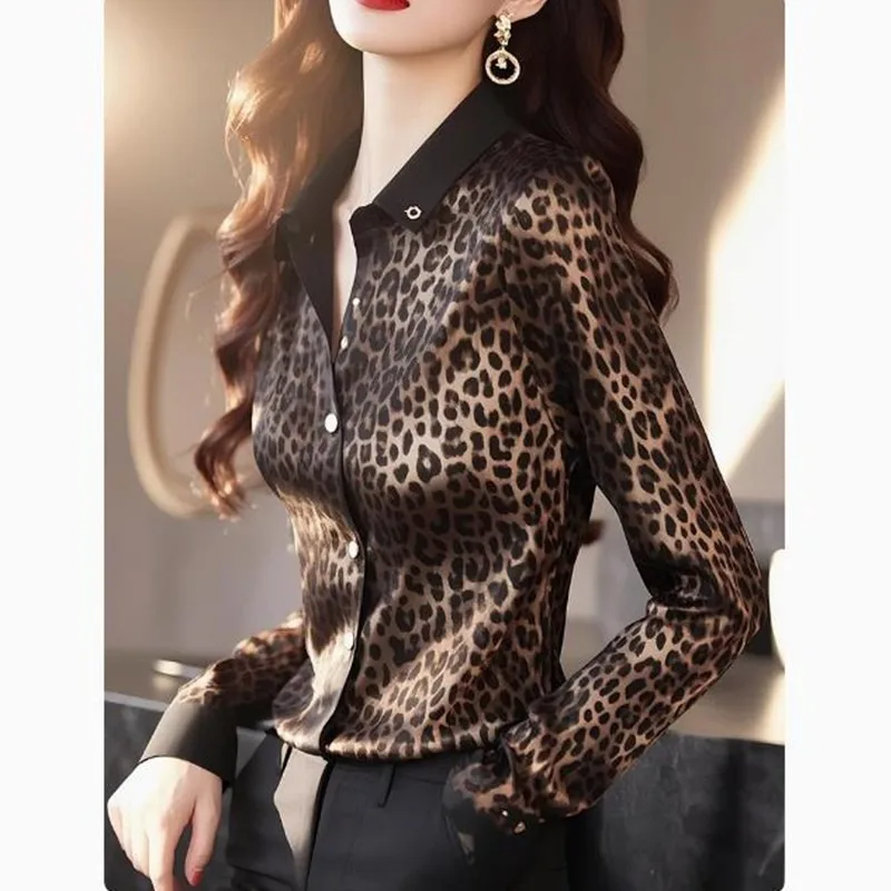 

Весенний топ из ацетатного атласа с леопардовым принтом, французский стиль, приталенный крой, длинный рукав, на пуговицах, в холодных тонах, класса люкс