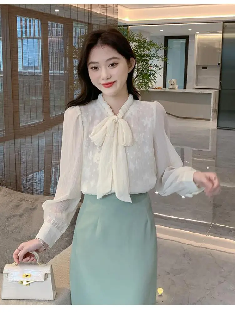 

French Vintage Beige Print Bow Bandage Long Sleeved Pullover Shirt Women Autumn Winter Temperament Festival Short Blouse Tops