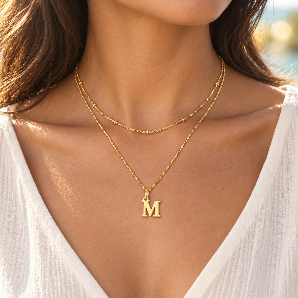 Initial-Charm Doppelschichtige Vergoldete Buchstabenkette für Damen und Herren mit Perlenkette und Box-Design für Casual-Outfits – Detail 1
