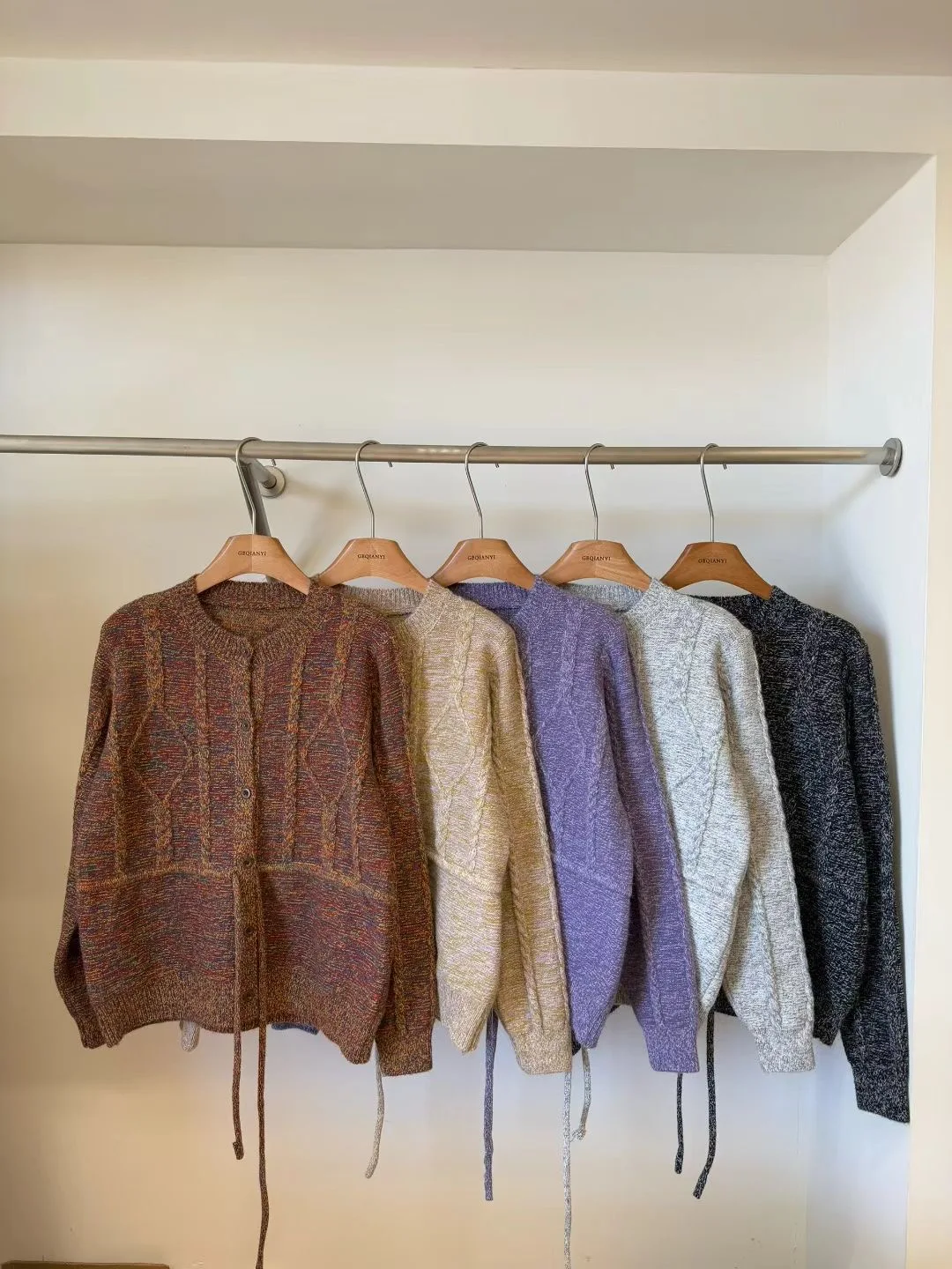 

Briti Sle Knitted Sweater Coat with Flower Tead Braided Design Waist Cinching Belt Early Autumn New Arrival