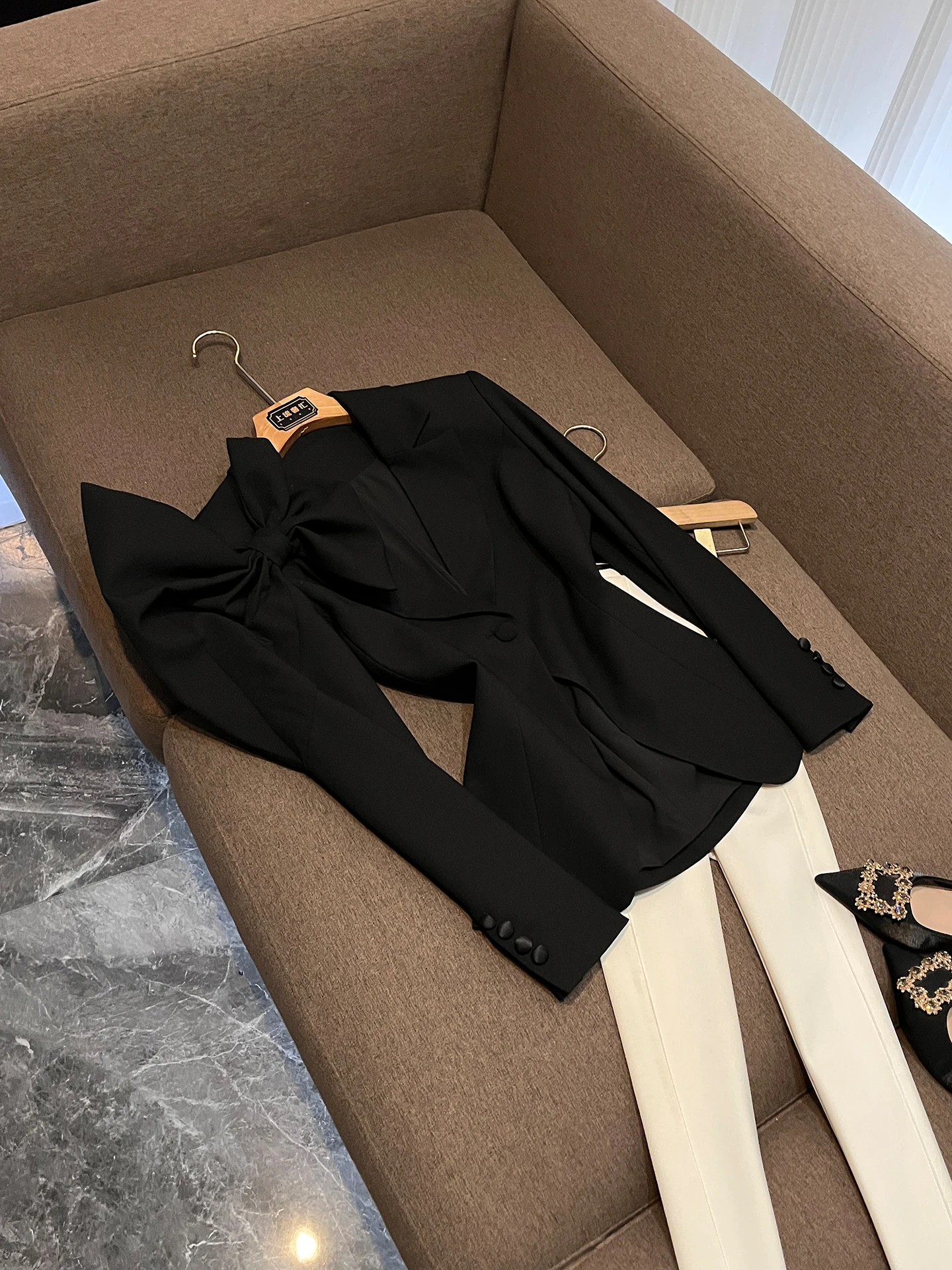 

Элегантный черный пиджак с большим бантом, премиум-версия, эффект стройности, идеально подходит для зимы 2026, модный тренд