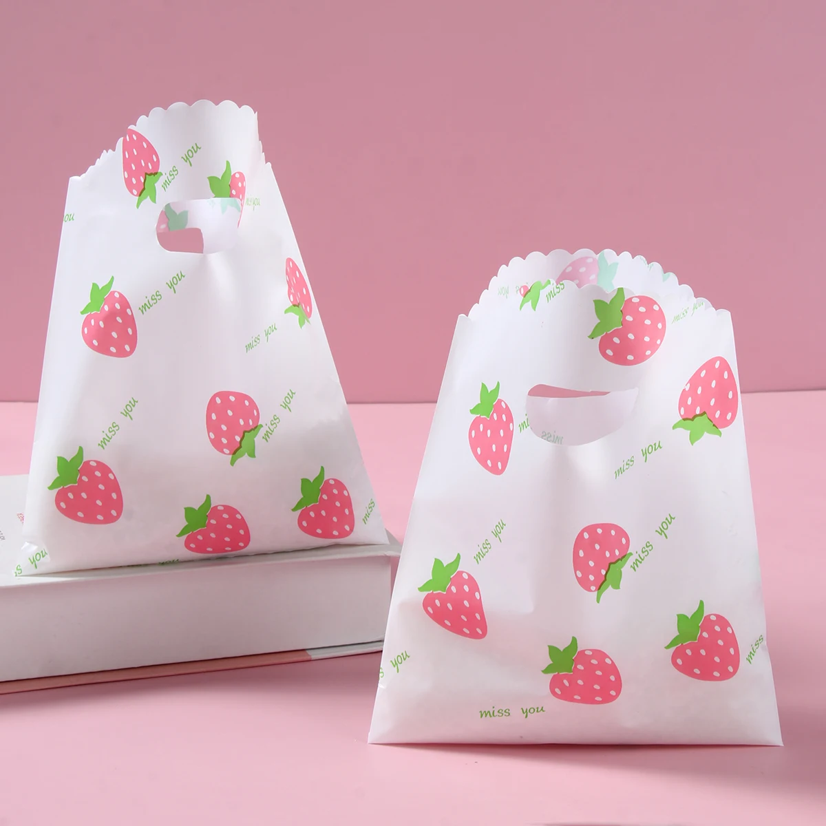 10pcs Strawberry Plastic Bag Cute Fruit Pattern Handheld Gift Bag Clothing Kitchen Shopping Party Gift Packaging Reusable Bags