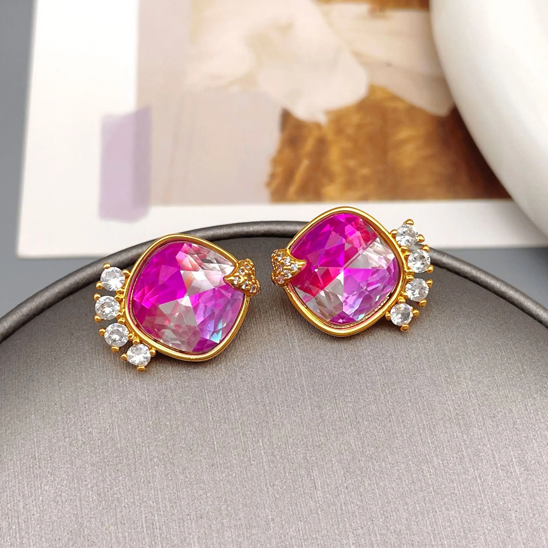 

Exquisite small inlaid glass gradual change gem personality foreign gas stud earrings jewelry