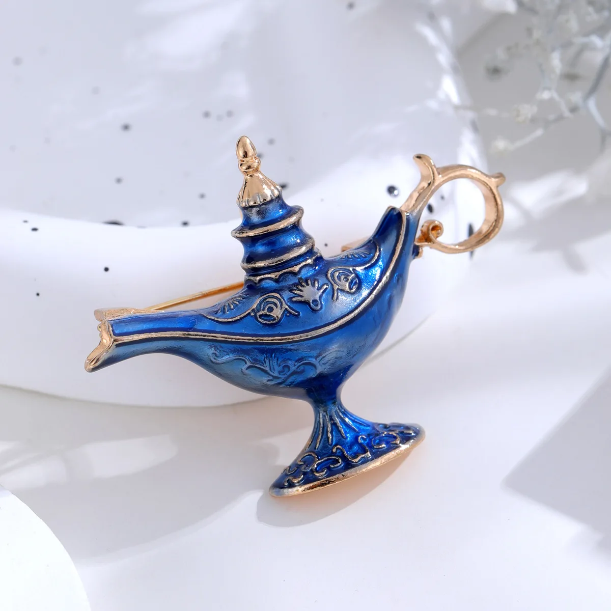 Hot Selling Retro Style Aladdin Magic Lamp Creative Brooch Exotic Pin for Men and Women Pot Type Design Pin Corsage Jewelry Gift