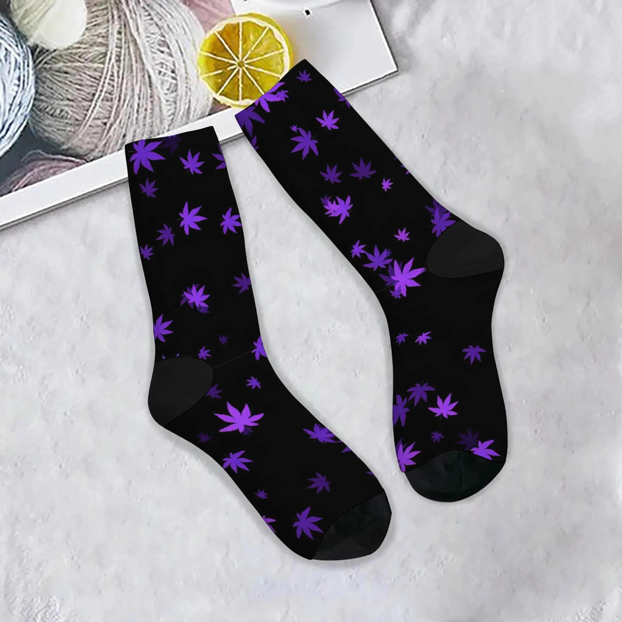 Dark Maple Leaf Theme Casual Socken Neuheit Harajuku Street Hip-Hop Crew Socken Bequeme atmungsaktive rutschfeste Damensocken Geschenk