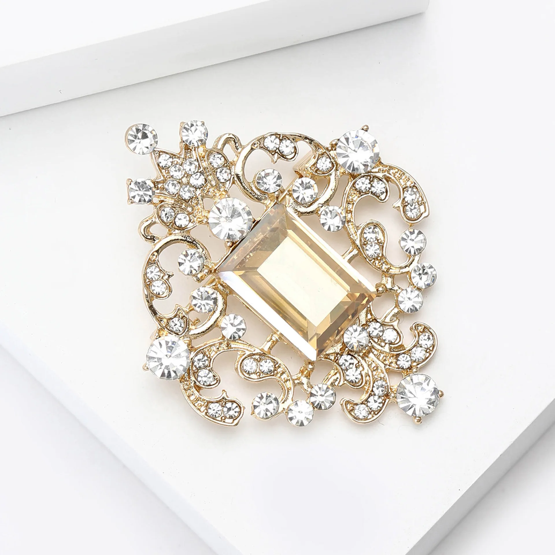 Luxury Palace Glass Brooches for Women Unisex Rhinestone Pins Casual Party Accessories Fashion New Year Gifts Friend
