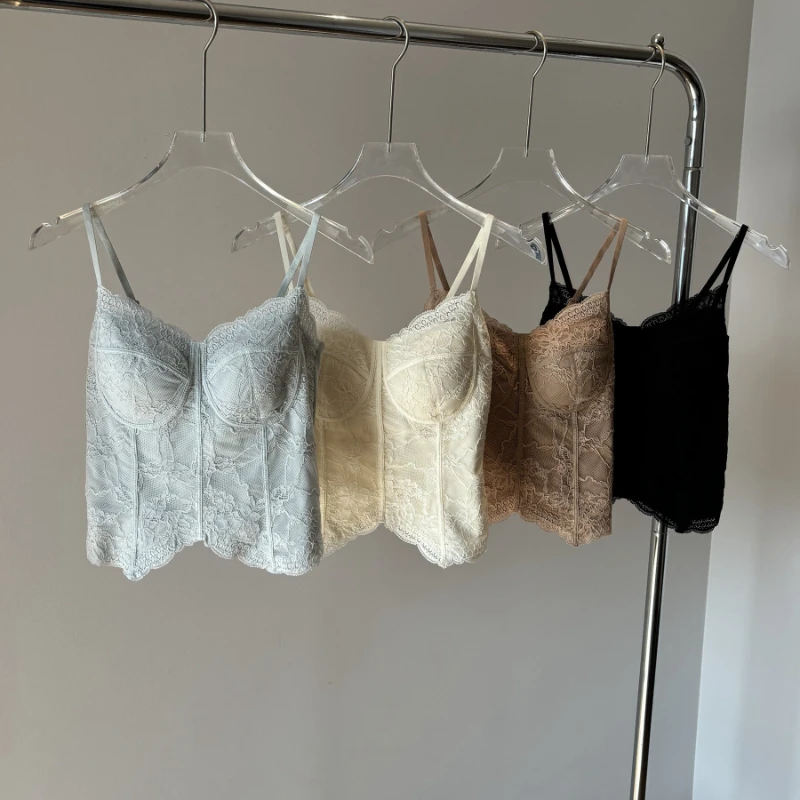 

2026 Chique Franse kant camisole met geïntegreerde muts afslankend mooie rug veelzijdig casual effen top voor dames