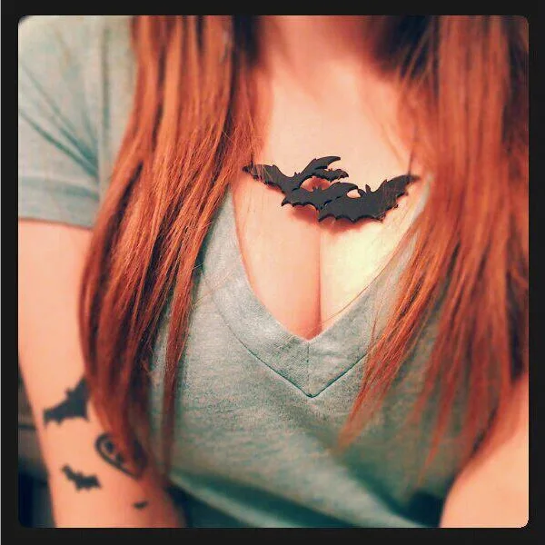 

Europe and America Black Acrylic Silhouette Bat Necklace UNISEX Halloween Represents Animal Elements Punk Party Horror Necklace