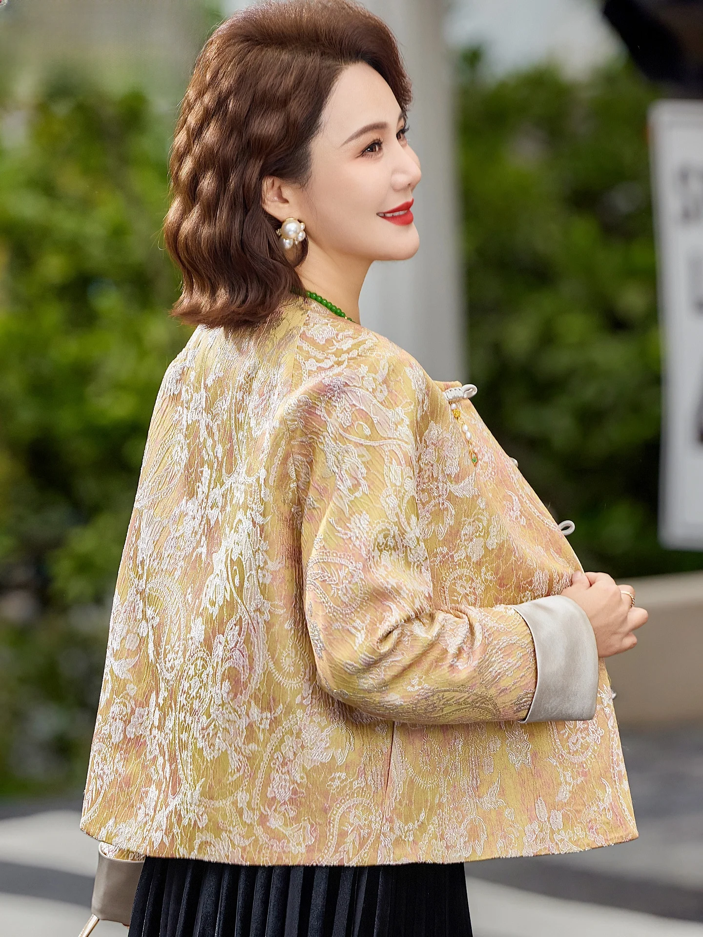 

Новая китайская весенняя верхняя одежда для женщин среднего и старшего возраста 2026: Новый национальный тренд — короткий кардиган в стиле Тан