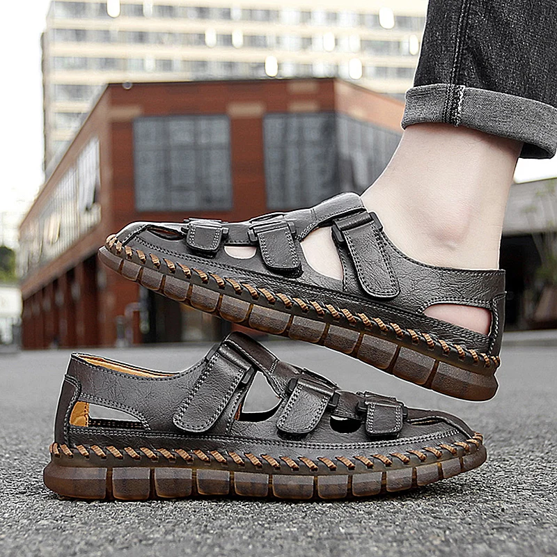 

Новые летние кожаные мужские сандалии, модная дышащая повседневная обувь, мужские уличные пляжные сандалии с мягкой подошвой, римские тапочки, большой размер 47