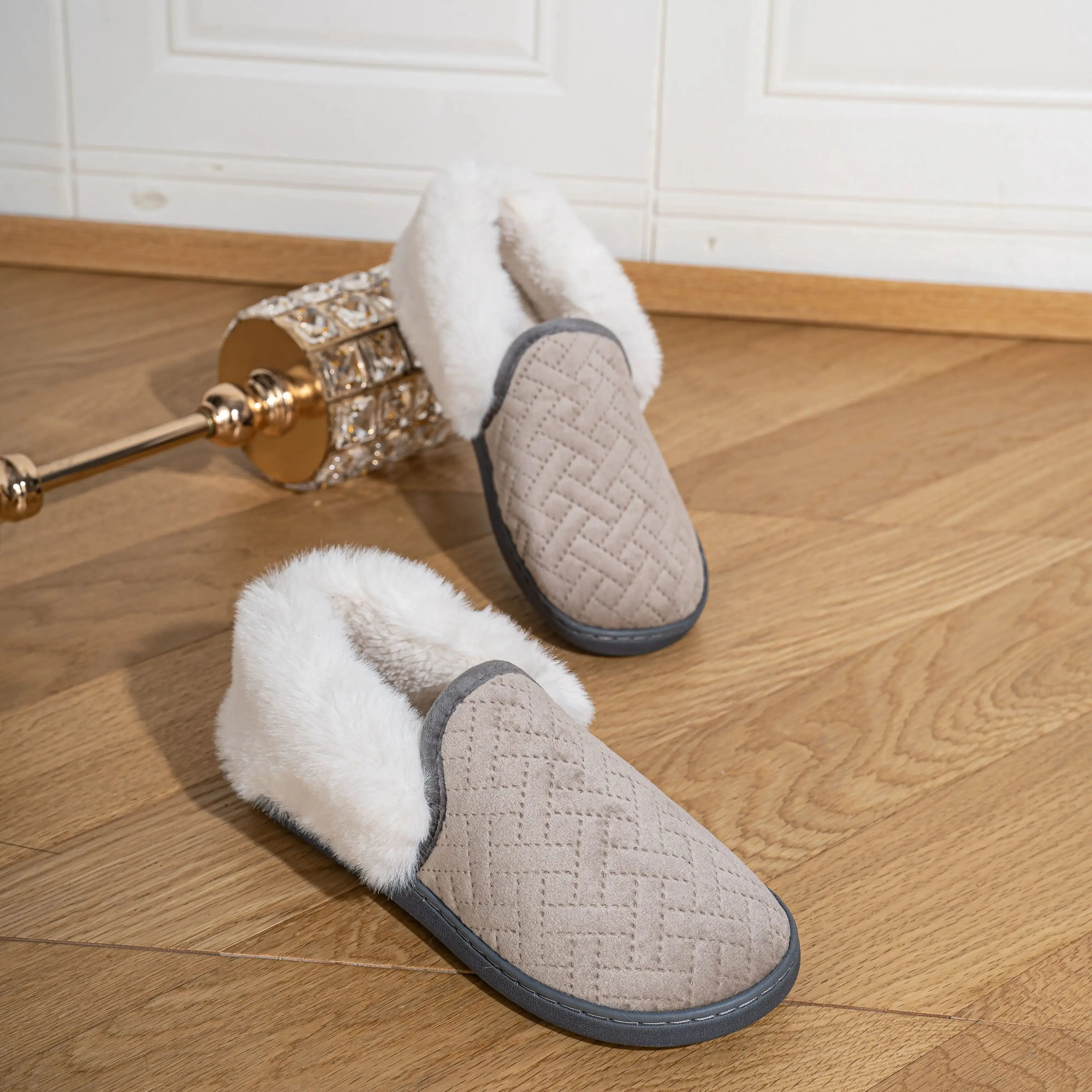 

Ladies' slippers, winter home, indoor thick plush, home thick bottom, couple waterproof, anti slip, warm furry all inclusive