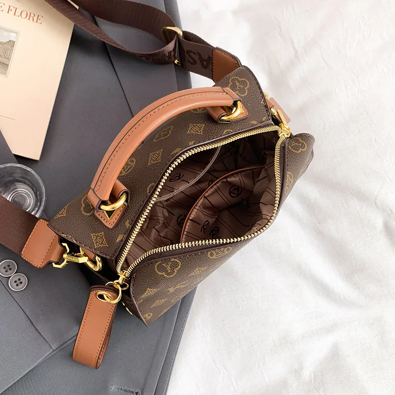 ​ حقيبة كتف للركاب بسيطة للنساء من الجلد النباتي الفاخر للمكتب إلى عطلة نهاية الأسبوع، ملف نحيف من Luxe Essential ​ ​