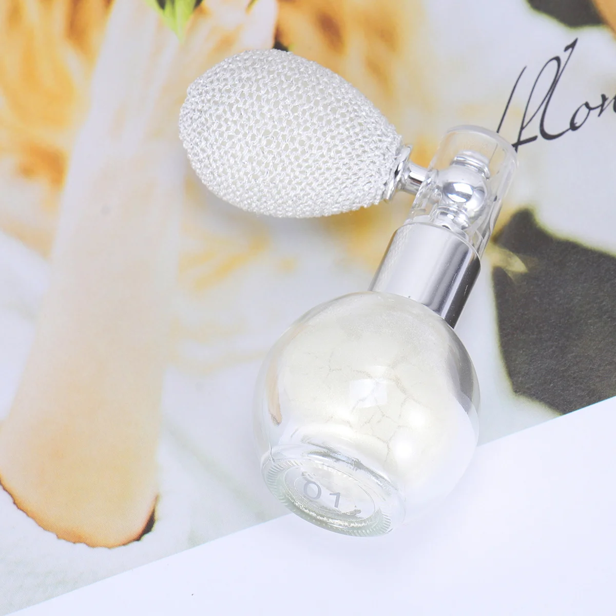 بخاخ مسحوق هايلايتر أبيض لؤلؤي، أداة رش مسحوق فضفاضة عالية اللمعان لشعر الوجه والجسم وخالية من الزيوت وخالية من التلك المعدنية