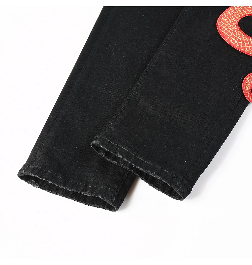 Herren Jeanshose aus Stretch-Denim mit schwarzer Schlangenstickerei, schmal geschnitten, konisch zulaufend, Bleistifthose mit Schlangenleder-Patch – Detail 12