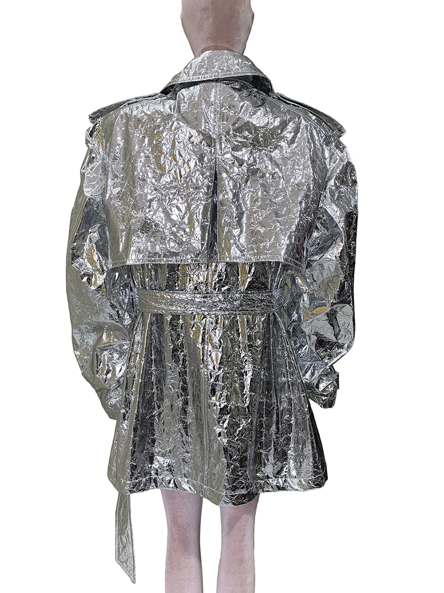 Mauroicardi outono oversized brilhante prata trench coat para mulheres cinto duplo breasted moda europeia emo roupas y2k streetwear