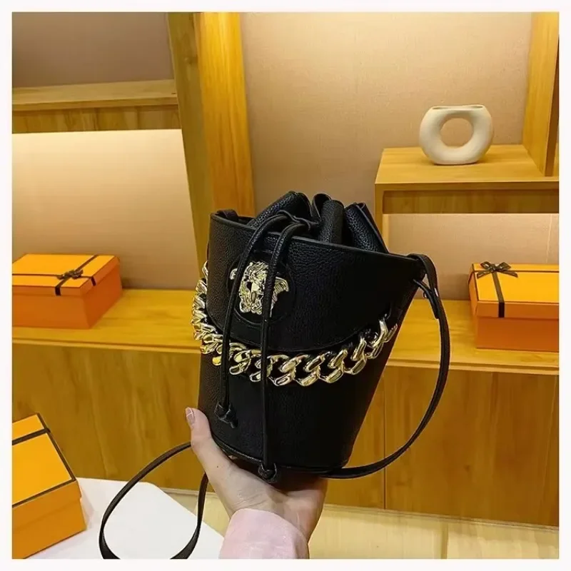 

2026 Сияние! Премиальная однотонная сумка-ведро с цепочкой — идеальна для ношения через плечо, элегантная и повседневная, идеальна для стилистов.