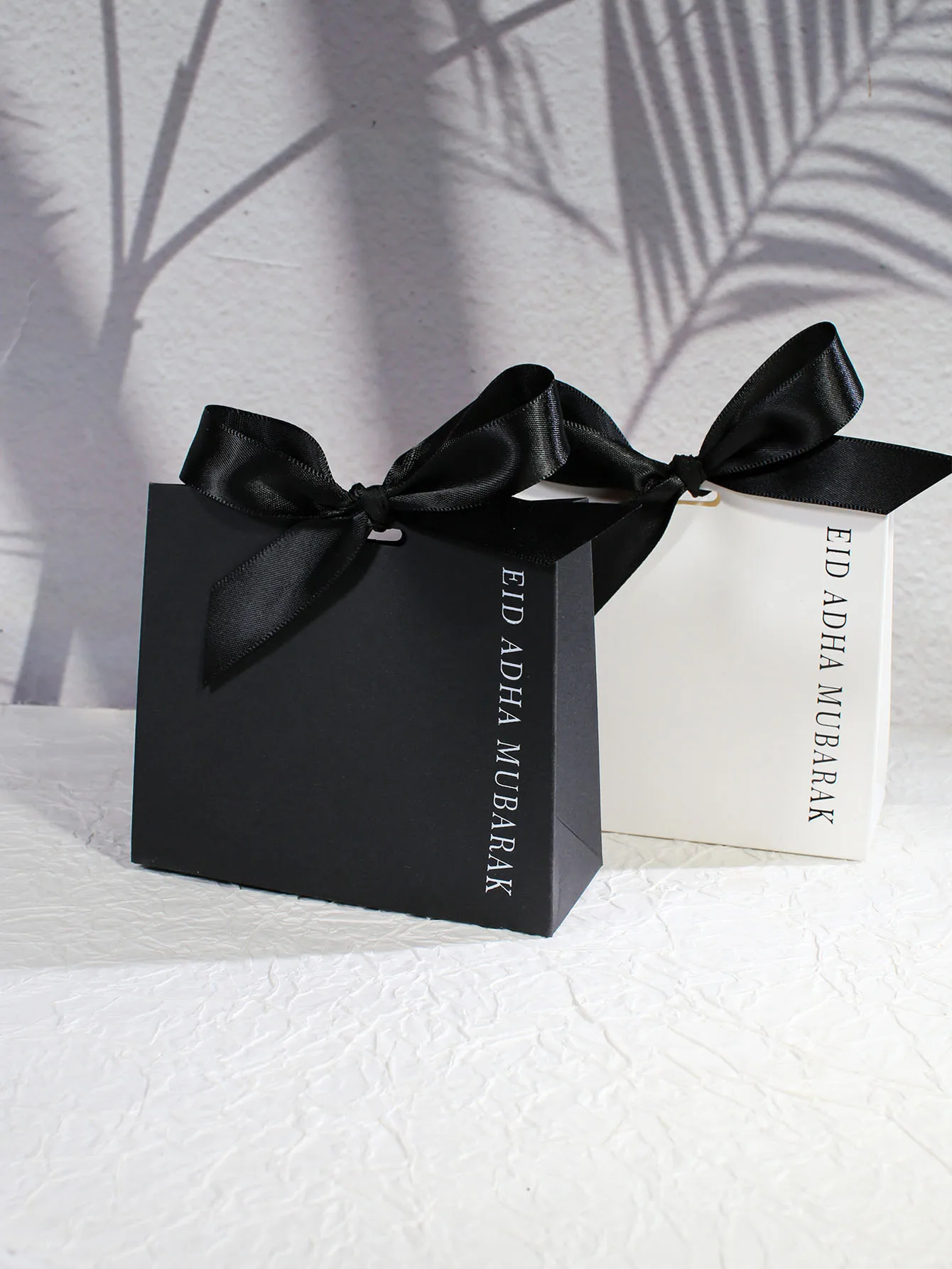 Happy Eid al Adha Geschenkbox, exquisite Segen in Schwarz-Weiß-Geschenkboxen, Geschenkbox mit schwarzer Schleife, verkleiden sich für Eid al Adha