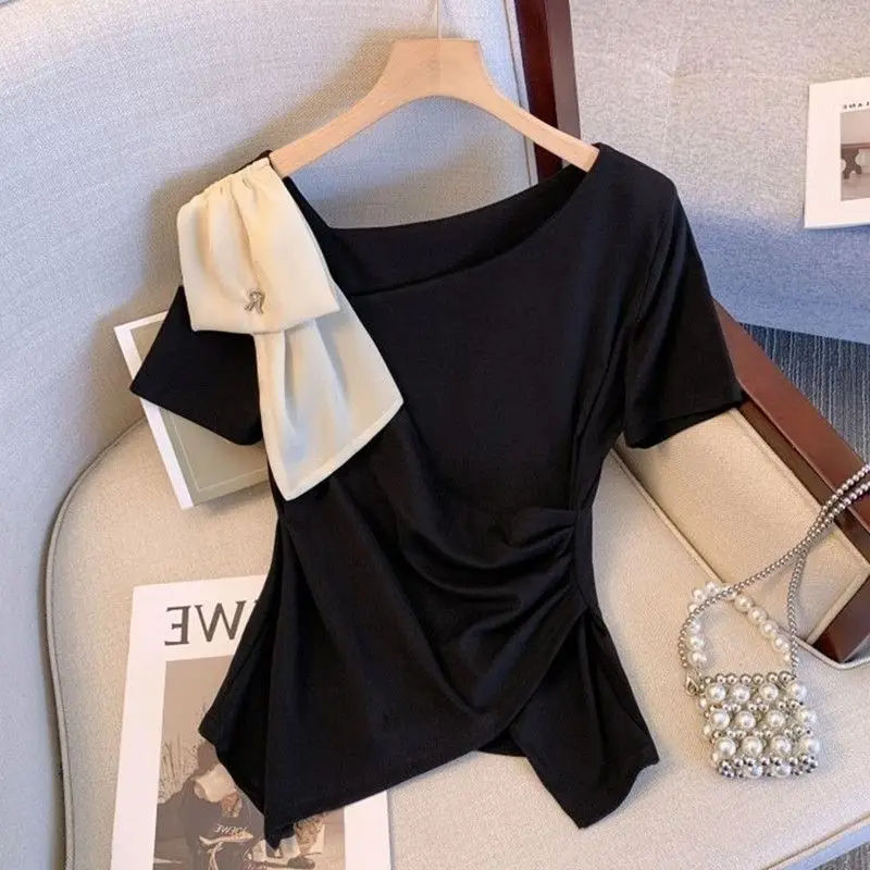 새로운 여름 스타일 불규칙한 경사 목 디자인 여성용 반팔 티셔츠는 슬림하고 우아한 탑을 보입니다.