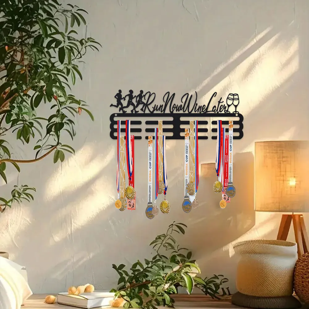 Colgador de pared de metal con 18 ganchos para premios, cintas y medallas de maratón, elegante expositor de medallas con la inscripción "RUN NOW WINE LATER"