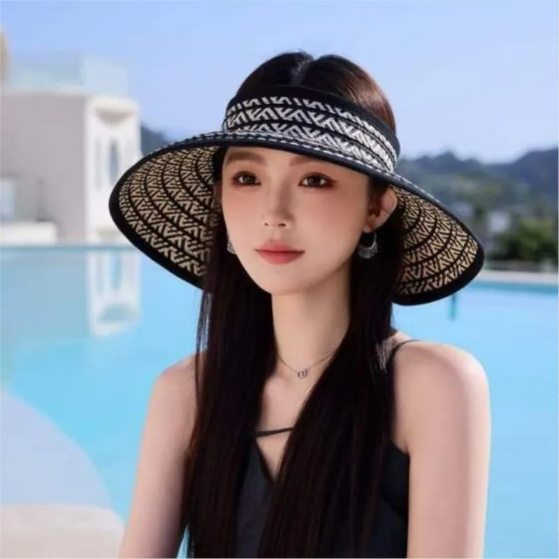Women's hat with a large brim that can be folded for outings and wraparound as well breathable shield ultraviolet rays