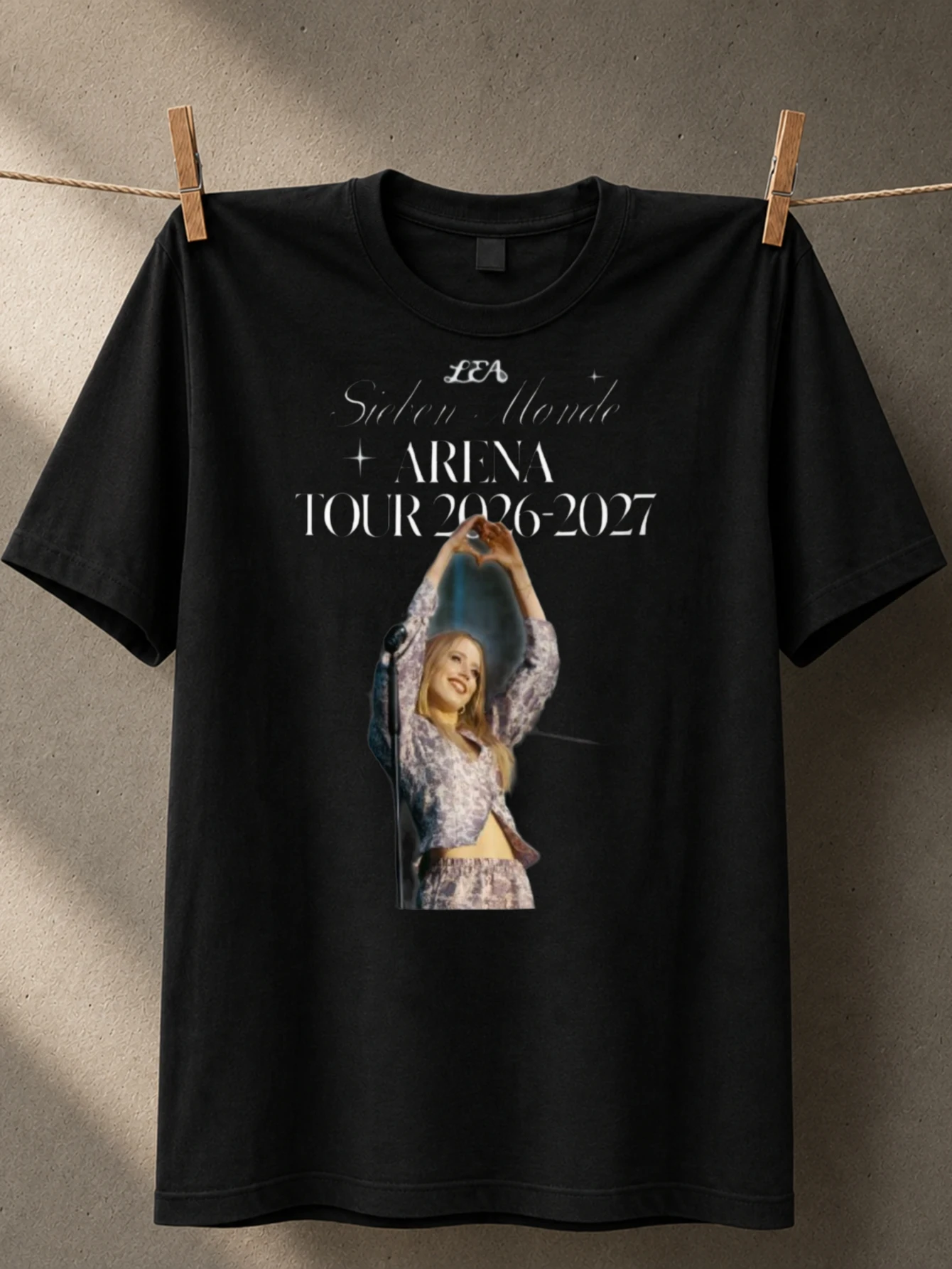 T-shirt unisexe Lola Secret World Tour avec motif cœur et lettrage élégant Arena Tour 2026 2027