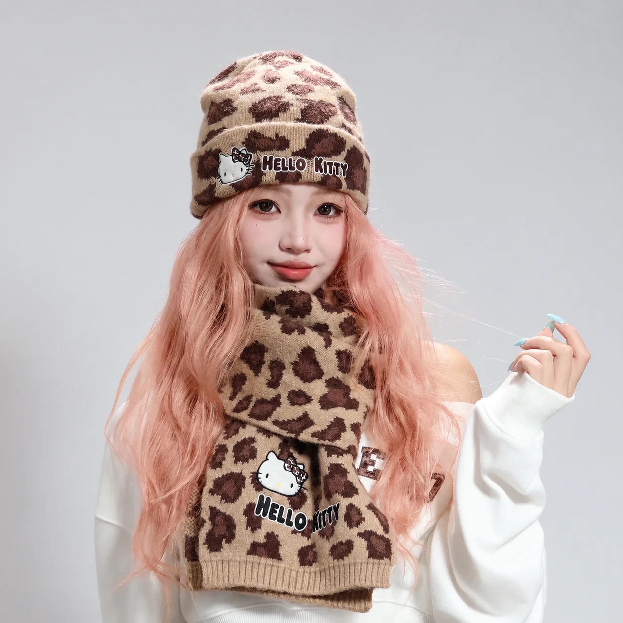 HelloKitty Sanrio Dames Luipaard Gebreide Muts Sjaal Combo Schattige Winter Gezellige Buitenmode Set Accessoire voor Koud Weer Vakantiecadeau