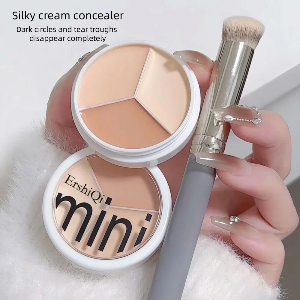Three color concealer palette professionally covers the dark circles around the eyes and face pockmarks spots invisible lines