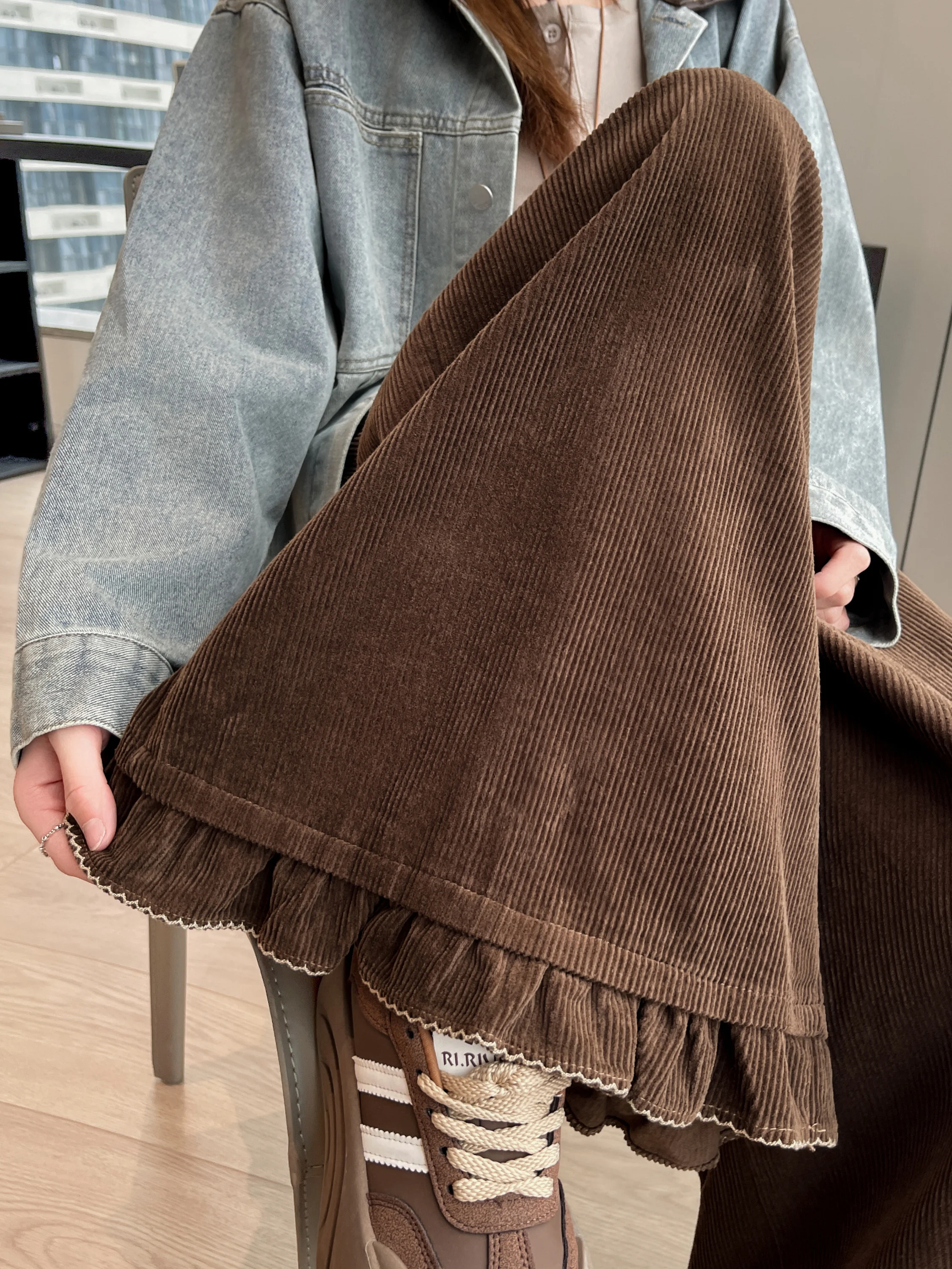 بنطلون واسع الساق من القطيفة للنساء بخصر عالٍ وتصميم مرقع مع دانتيل، بنطلون كاجوال جديد للخريف والشتاء يمنح مظهراً نحيفاً