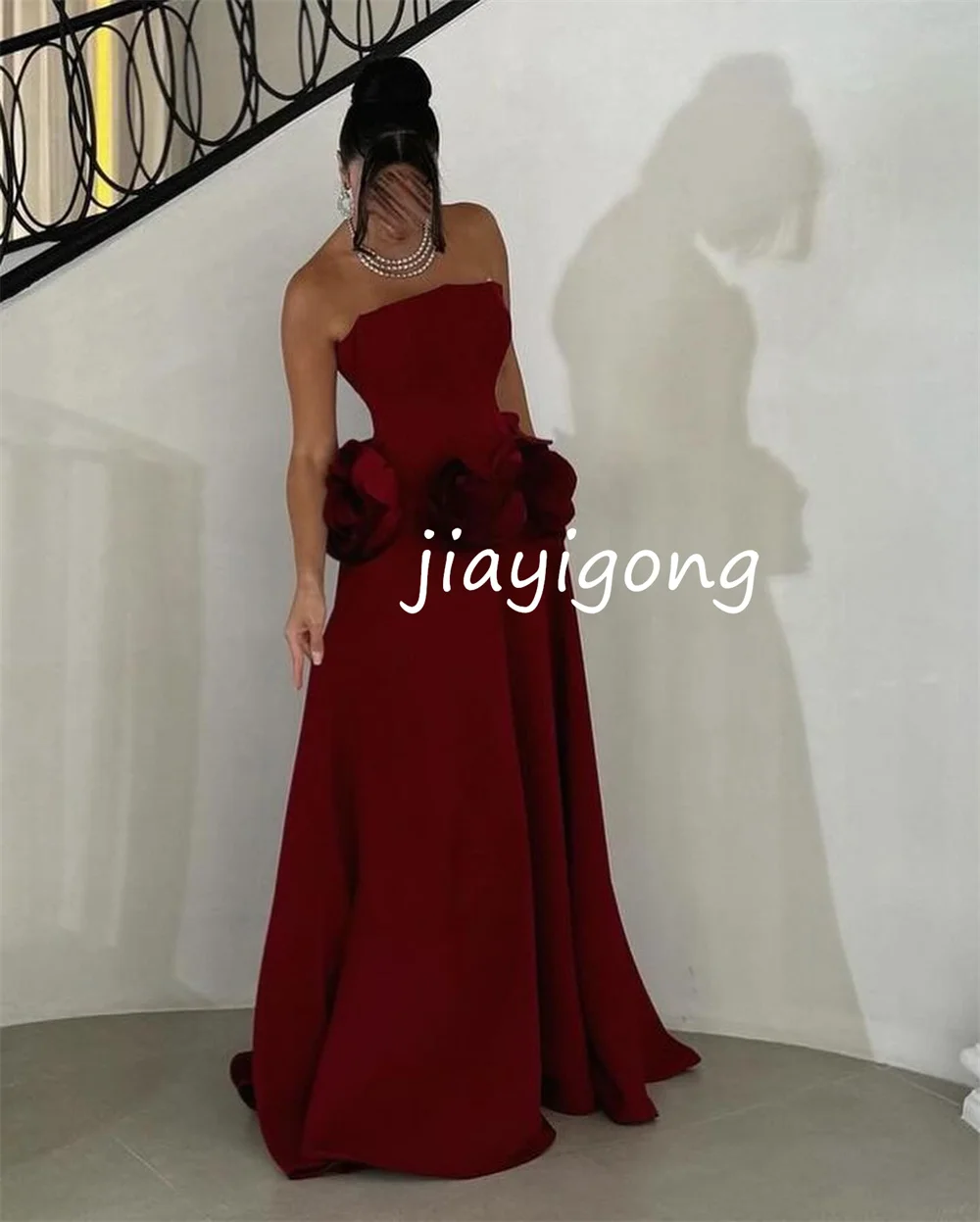 Abiti lunghi senza spalline a trapezio con fiori fatti a mano con pieghe intricate personalizzate Celebrity Casual squisito di alta qualità
