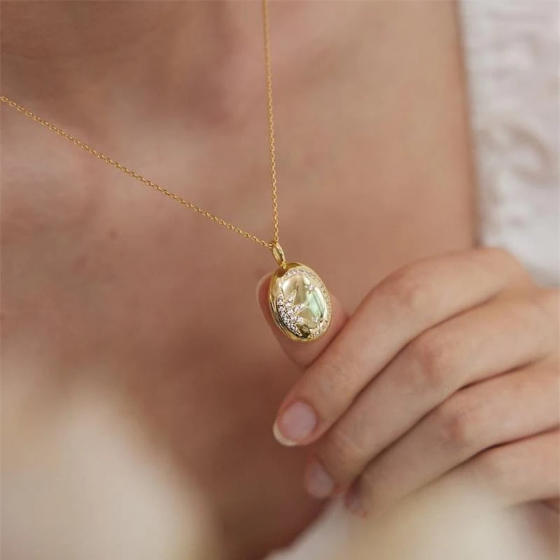 Moon Star Keepsake Photo Locket for Women Openable Oval Photo Frame Album Wedding Gifts 18K Gold Plated Family Wedding Jewelry