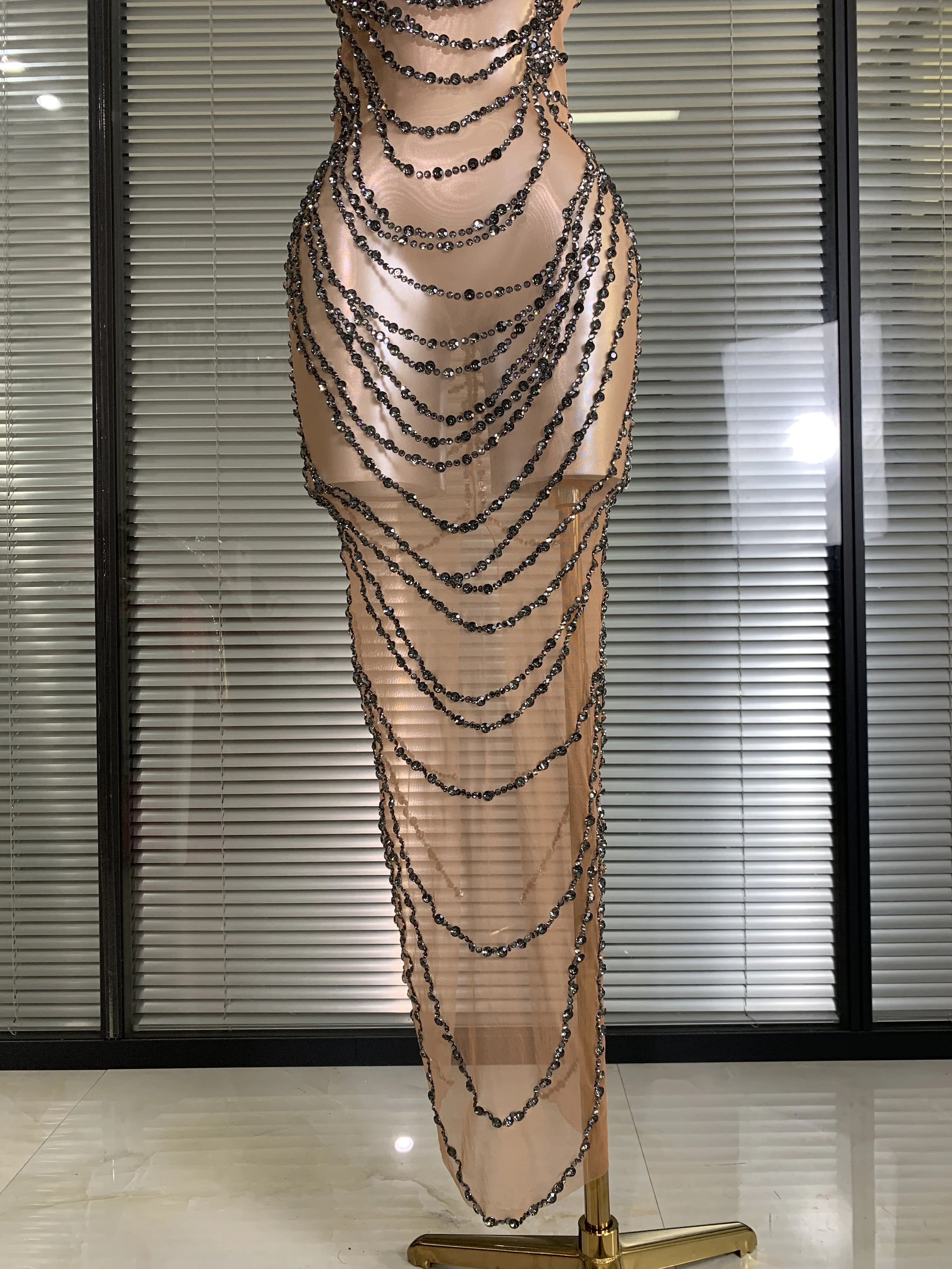 Nieuwe vrouwen sexy mesh kristal diamanten pure lange maxi jurk zien door goud grijs feestkostuum podiumvoorstelling jurk