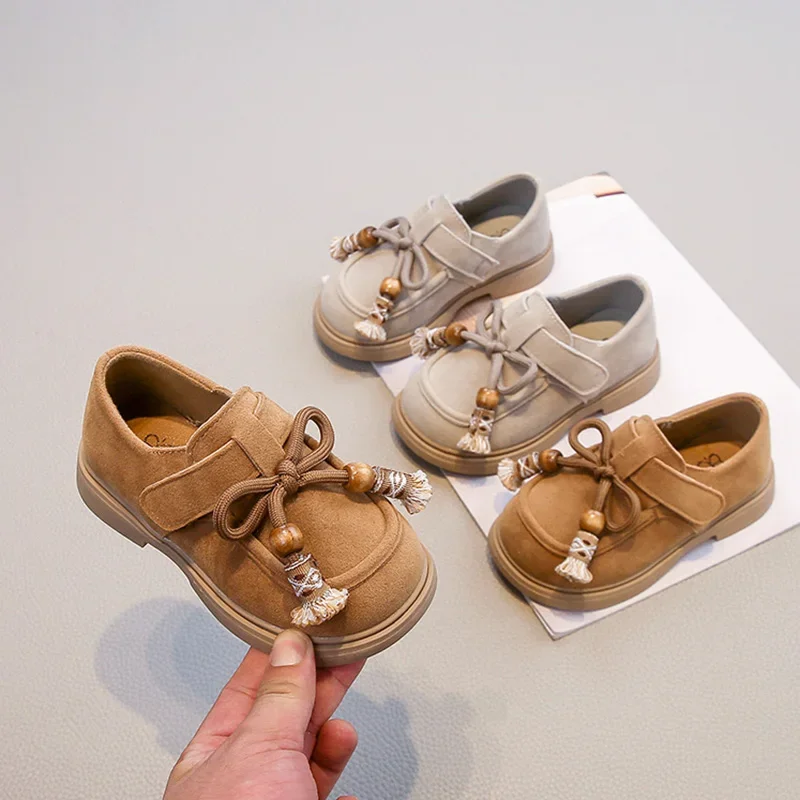 

Детская обувь для девочек, туфли с резиновой подошвой в стиле ретро, повседневные лоферы на шнуровке с бусинами, туфли на плоской подошве с круглым носком, осенние одинарные туфли