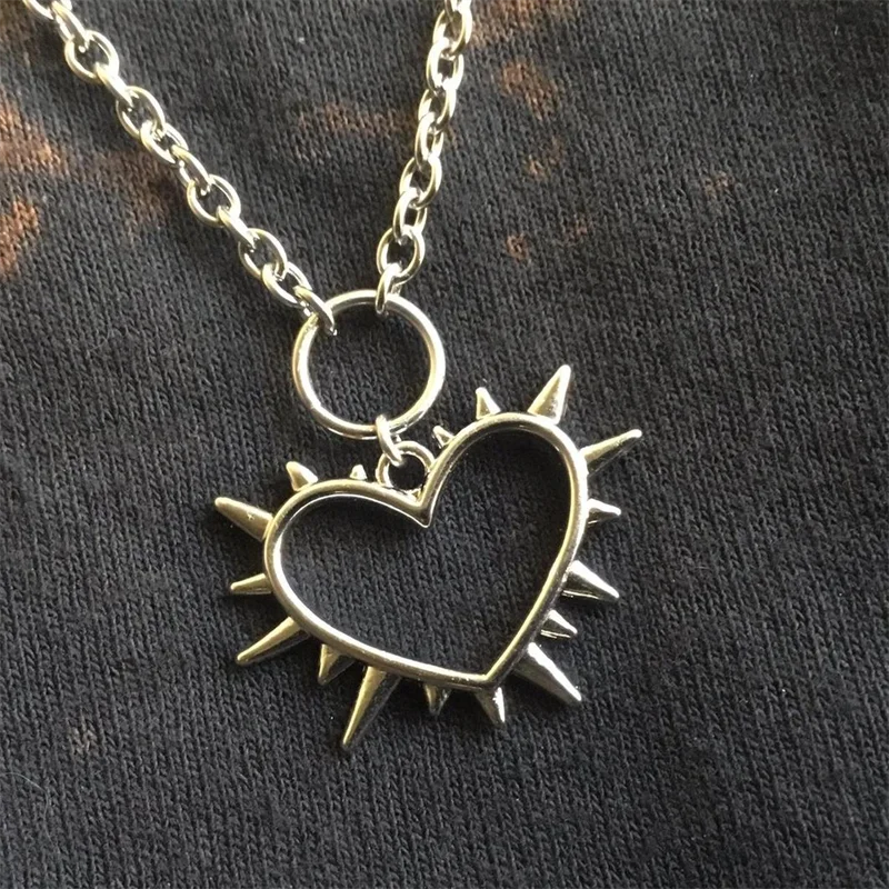 قلادة على شكل قلب مسننة / قلادة قوطية مع قلادة على شكل قلب سبايك