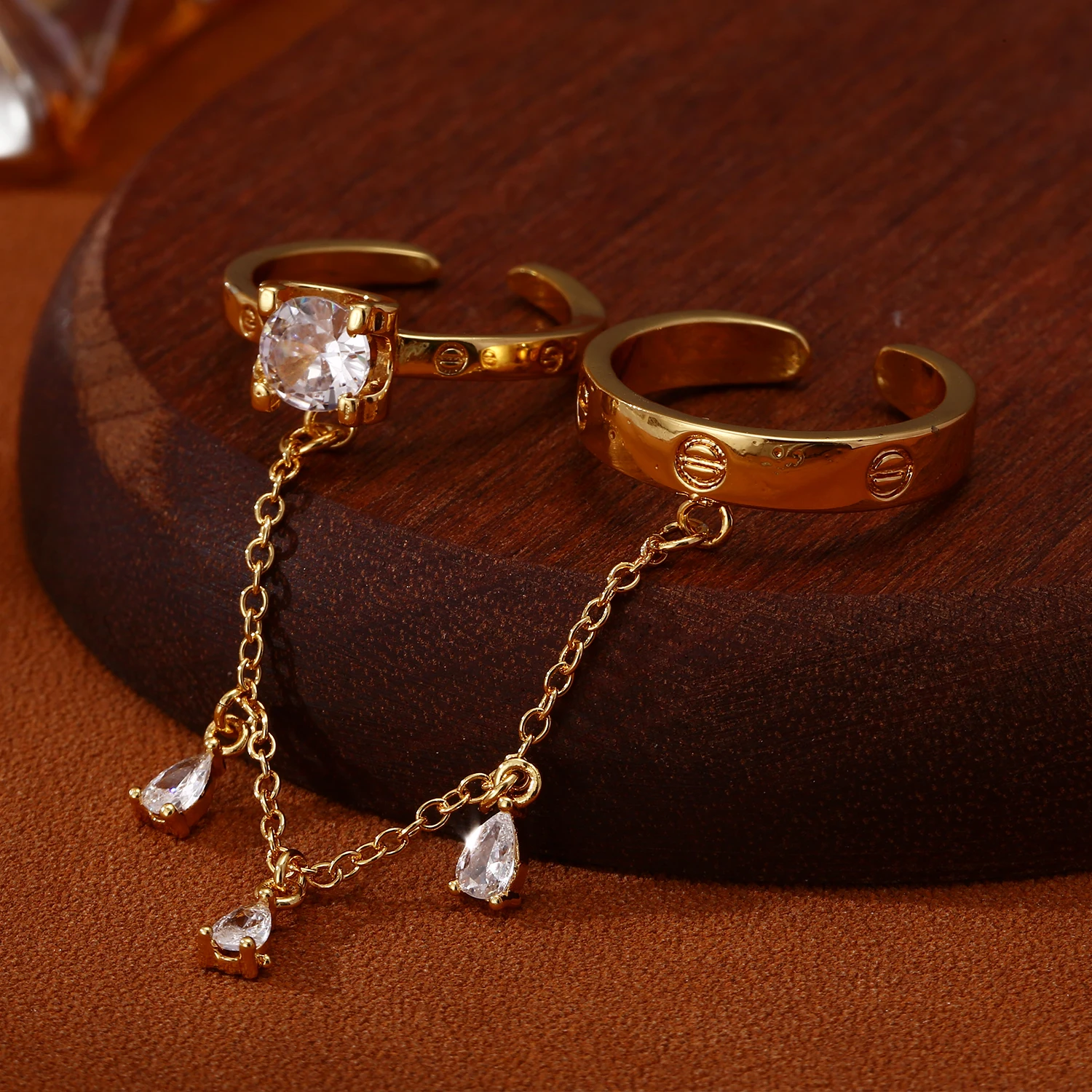 

Best-selling Western-style metal and rhinestone hand-chain ring—a unique, creative accessory connecting the finger to the wrist;