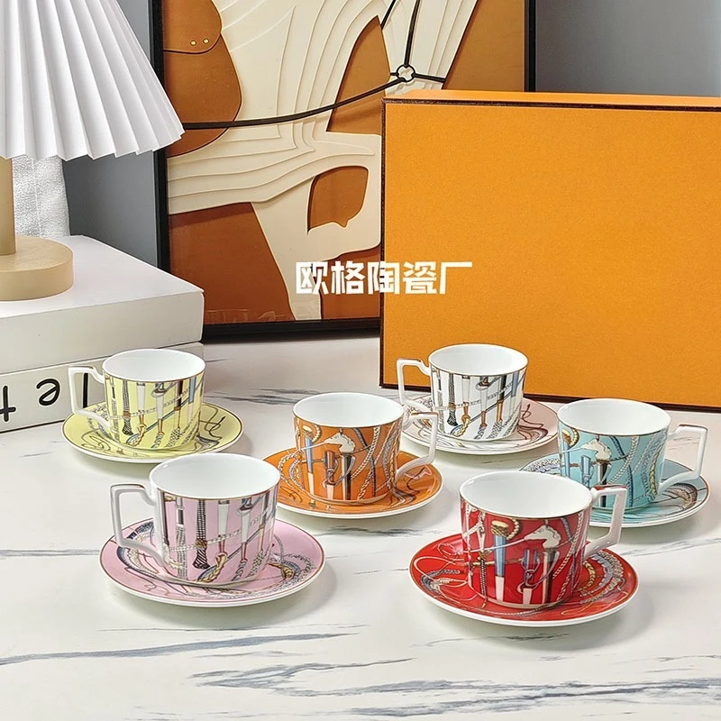 

Creative Luxury Bone China Mugs Wild Strawberry European Coffee Cup and Saucer High-end Tea Cup Plate Gift Set
