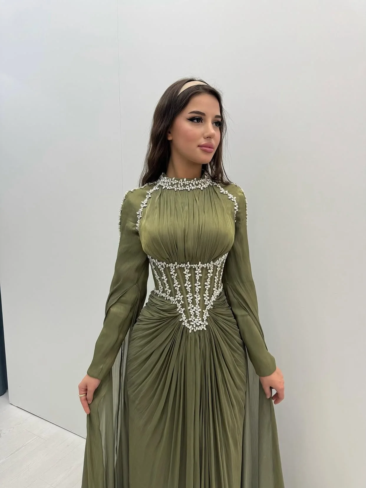 فستان سهرة جديد بأكمام طويلة باللون الأخضر الزيتوني مع خرز لؤلؤي، فستان طويل مكشكش برقبة عالية للحفلات الراقصة، الزفاف، والحفلات الرسمية المسلمة