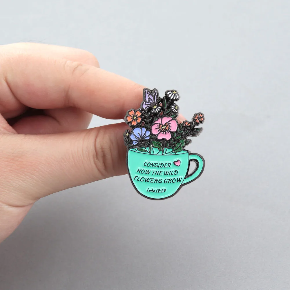 Bibelvers „Betrachtet, wie die Wildblumen wachsen“ Emaille-Pin, Blumen-Teebecher-Schmetterlings-Brosche, inspirierendes Sprichwort-Abzeichen, Accessoire – Detail 9