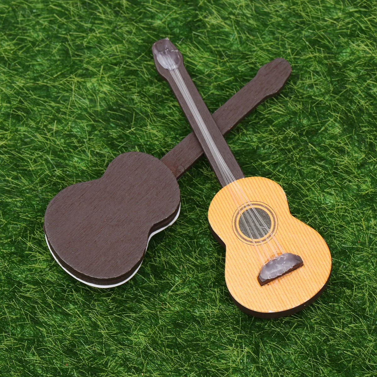 2 pezzi di giocattoli musicali da tavolo, figurine di chitarra in miniatura per casa delle bambole in bambù