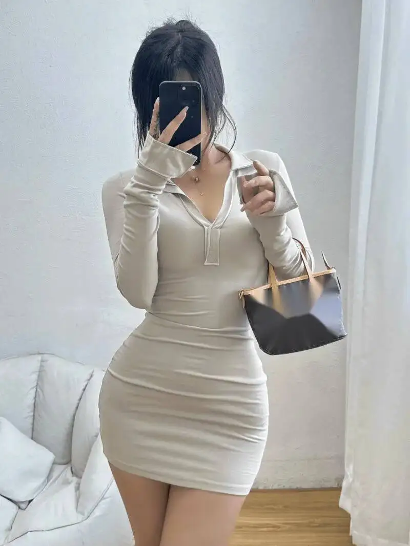 Jesienna seksowna dopasowana mini sukienka z długim rękawem, stylizowana na hot girl, z dekoltem w serek, elegancka i słodka sukienka typu T-shirt z długim rękawem w stylu koreańskim dla kobiet R7FN